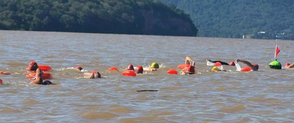 EL LUGAR. El lago del dique de El Cadillal recibirá una gran cantidad de nadadores. la gaceta / foto de archivo