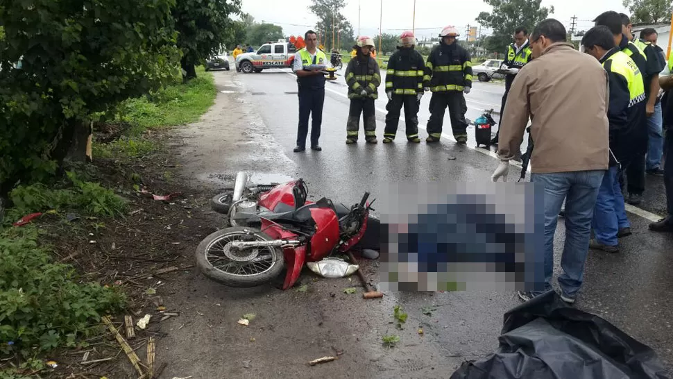 TREMENDO. El cuerpo del motociclista, junto a su vehículo. FOTO ENVIADA POR WHATSAPP
