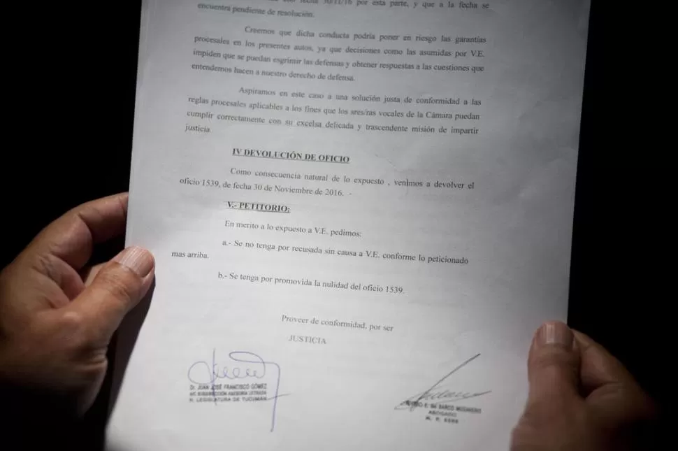 FACSÍMIL DEL ESCRITO QUE DEVUELVE EL OFICIO. El documento lleva la firma de dos letrados del Poder Legislativo.  