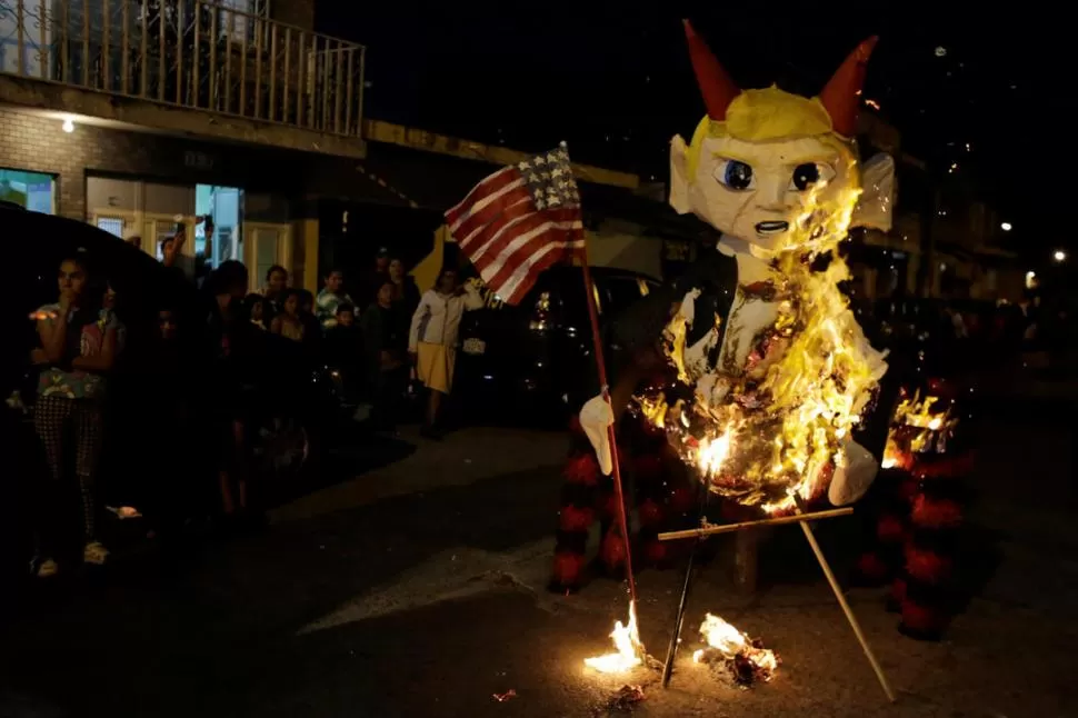 REPUDIO EN GUATEMALA.- La gente observa quemarse una piñata que representa a Donald Trump. Reuters
