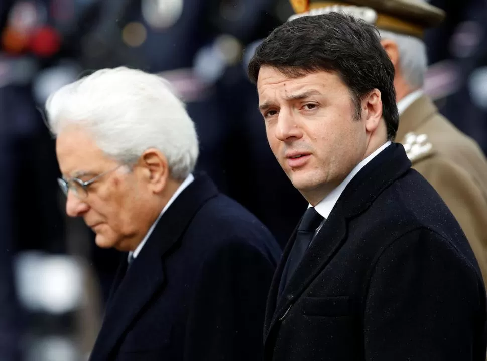 ALIADOS.- Mattarella y Renzi, de izquierda a derecha, solían compartir distintos actos en la península itálica. Reuters