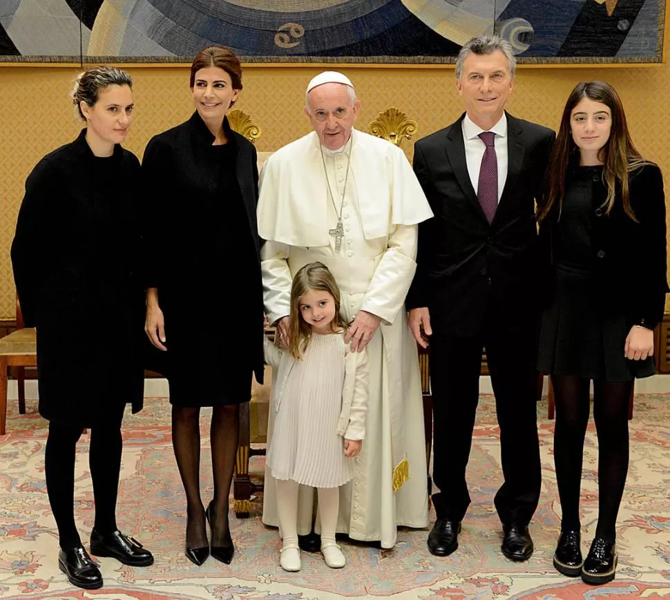 SIN NINGÚN PROBLEMA. Macri y parte de su familia, en el último encuentro que el Presidente mantuvo con el jefe de la Iglesia en El Vaticano. DyN (archivo)