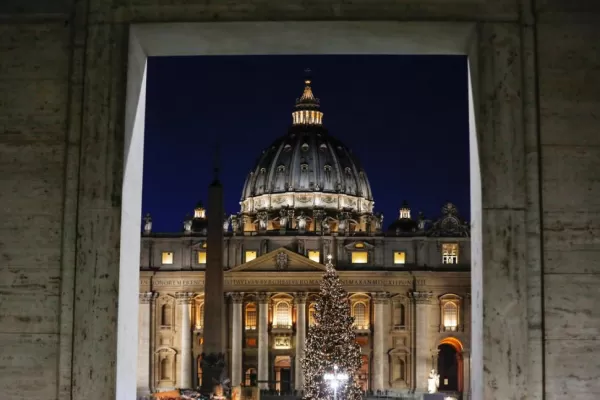 Un árbol de Navidad ilumina San Pedro