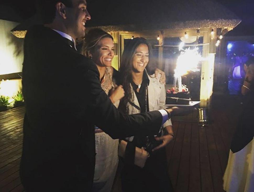 UN CUMPLEAÑOS EN MEDIO DE LA BODA. Una amiga de Sofía cumplía años y sopló la velita. FOTO TOMADA DE INSTAGRAM