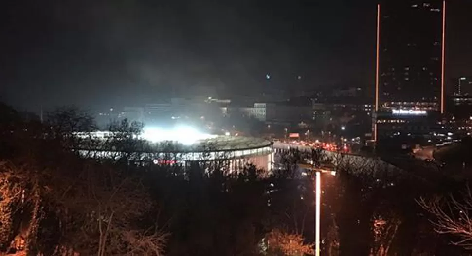 EXPLOSIÓN. En los alrededores de un estadio en Estambul. FOTO TOMADA DE LA NACIÓN.