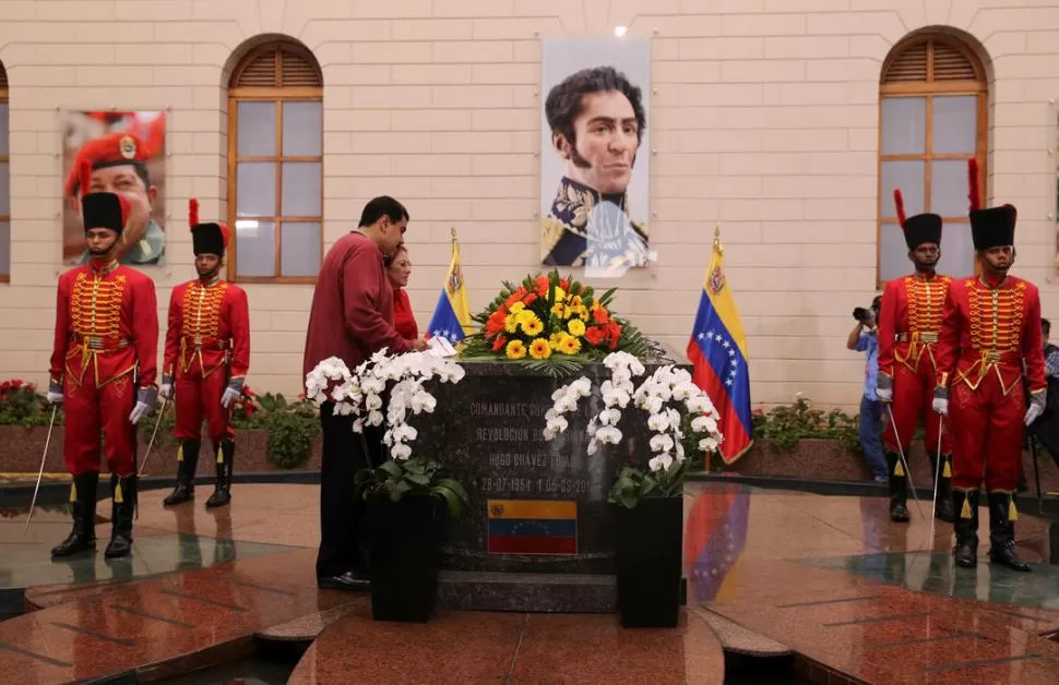 EL LÍDER. Maduro y su esposa Cilia Flores visitaron la tumba de Hugo Chávez. credito