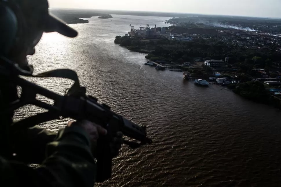 VIGILANCIA. Un soldado del grupo táctico aéreo patrullando un canal del puerto de Santana en Brasil. Galdieri para The New York Times