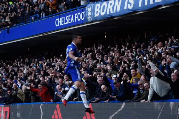 Costa mantuvo a Chelsea en la cima de la tabla