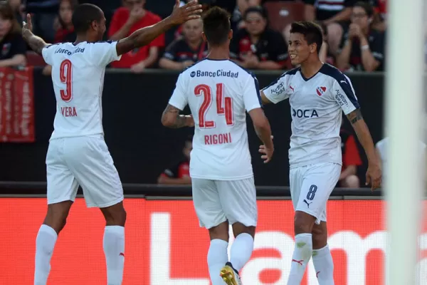 Independiente superó a Colón y sigue prendido