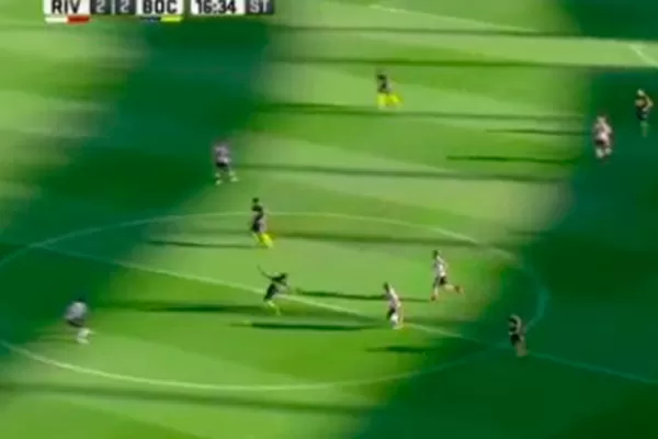 Mirá el pase de chilena de Bou para el gol de Tevez