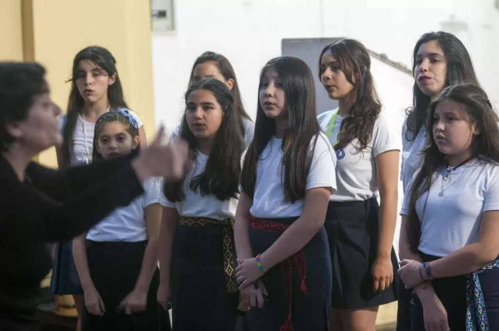 CANTAR DE CHICOS. El Coro de Niños del Ministerio de Educación, que dirige la maestra Miriam Gómez, se presentó el viernes en La Rinconada. LA GACETA / FOTO DE DIEGO ARÁOZ.-