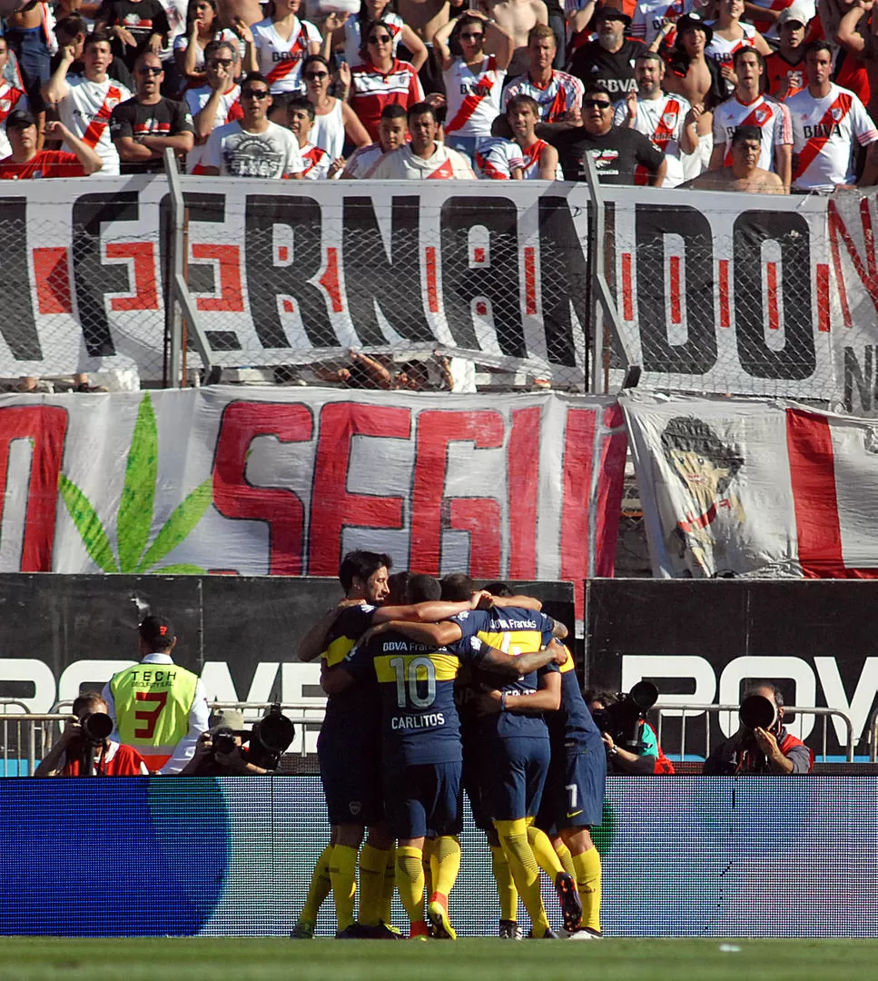 UNA POSTAL DEL GANADOR. Los jugadores de Boca festejan el primer gol de Carlos Tevez de cara a la tribuna de River. dyn