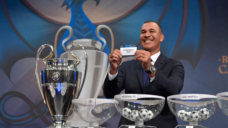 LA MANO. El holandés Gullit se encargó de sacar las bolillas que conformaron las llaves. FOTO TOMADA DE UEFA.COM