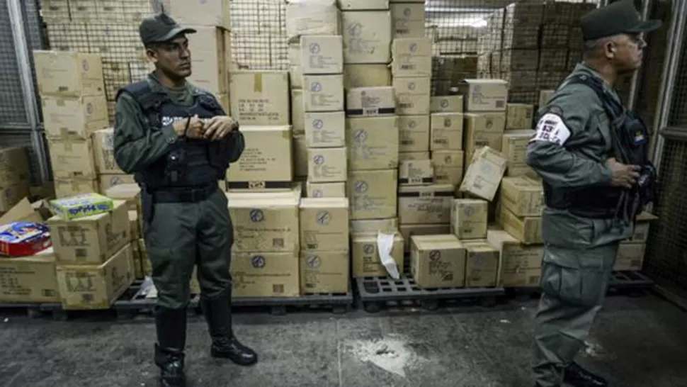FELICES FIESTAS. Miembros de la Guardia Nacional Venezolana custodian los jugetes confiscados. FOTO TOMADA  DE INFOBAE.COM