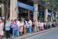 Armate de paciencia: hay largas colas en los principales bancos del microcentro