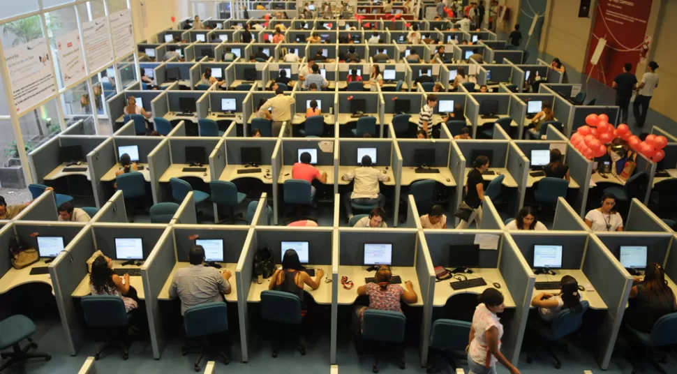 SUBSIDIO. Trabajadores de call centers. FOTO ARCHIVO / LA GACETA.