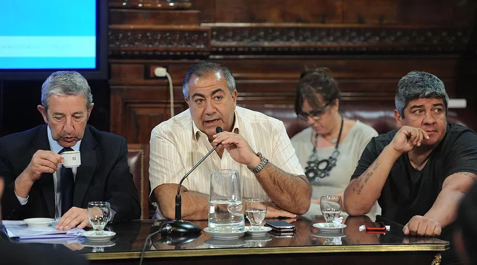 EN COMISIÓN. El senador Julio Cobos y los sindicalistas Héctor Daer y Pablo Moyano. FOTO DE DYN.  
