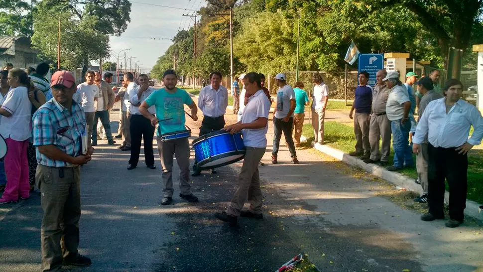 EN EL COLMENAR. Los trabajadores de la Estación Experimental interrumpiaron el tránsito sobre William Cross durante algunas horas de la mañana. FOTO TOMADA DE TWITTER.COM/JOSECITORS