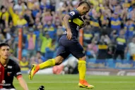 Boca goleó a Colón de la mano de Tevez, que terminó llorando