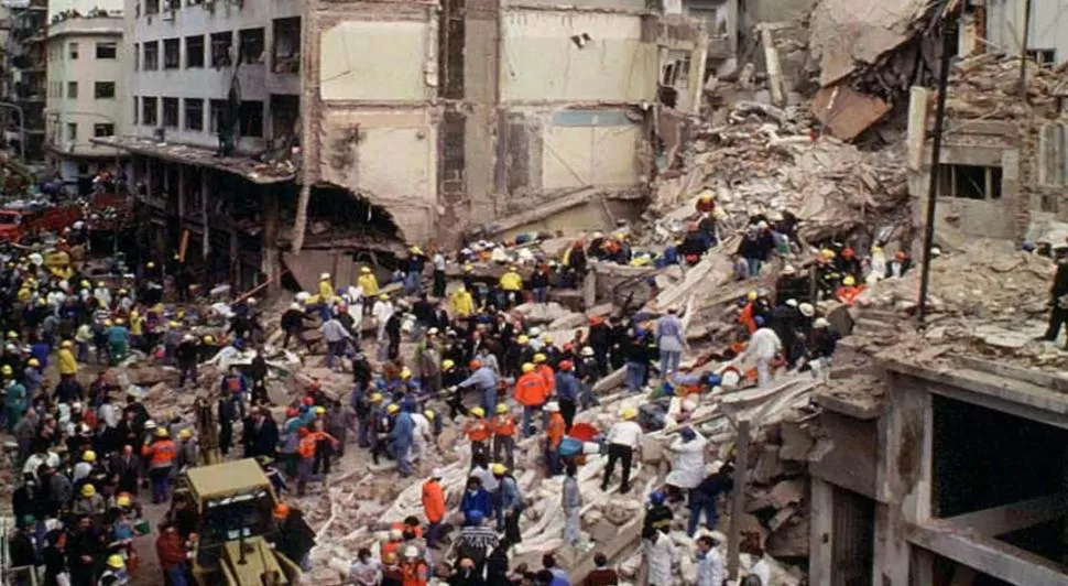 POSTAL DEL CAOS. El edificio de la AMIA fue destruido por un coche bomba, en 1994, en un atentado que quedó en las páginas negras del país. Mendoza Post (foto de archivo)