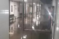 El Centro de Salud sufrió la consecuencia de la lluvia: el agua se metió entre los pasillos
