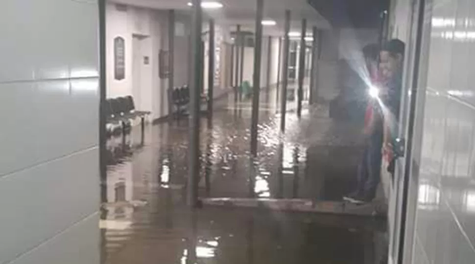 El agua ingresó al hospital Centro de Salud. FOTO ENVIADA POR WHATSAPP. 