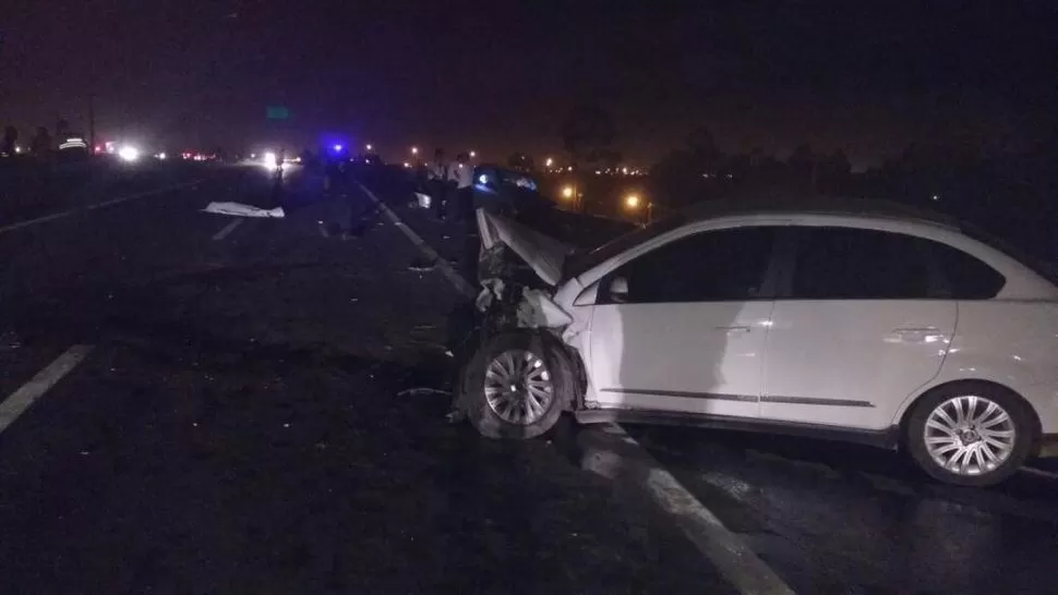 DESTROZADOS. Los dos automóviles que chocaron fueron secuestrados por la Policía. En la imagen, el Fiat Siena que conducía el ahora detenido.  