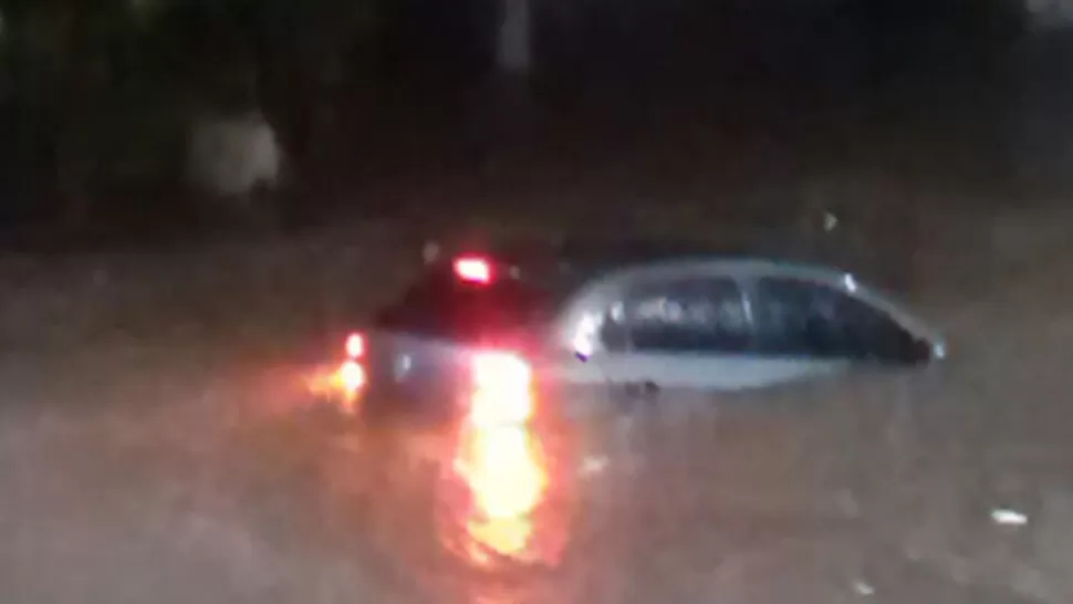 AUTO DE LA FAMILIA. El auto se inundaba con los ocupantes dentro cuando el policía llegó. FOTO ENVIADA POR UN LECTOR A TRAVÉS DE WHATSAPP