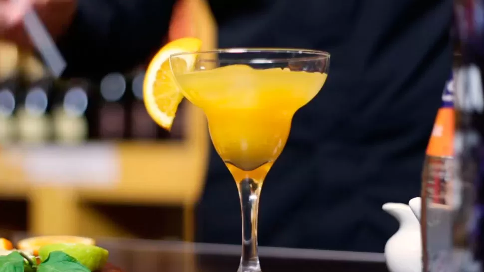 TENTADOR. El electric sec lleva vodka, licor y mango. CAPTURA DE VIDEO