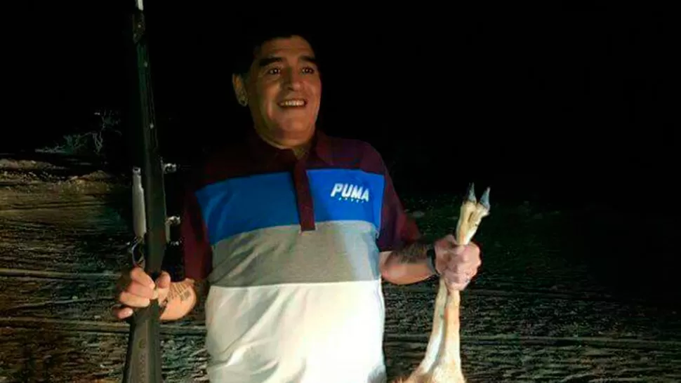 Polémica por una supuesta foto de Maradona de cacería