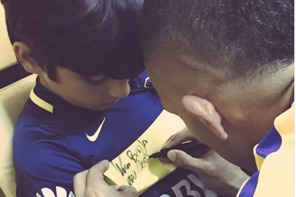 PEDIDO. El hijo del Kun Agüero pidió la firma de Tevez en su camiseta de Boca. FOTO TOMADA DE LA CUENTA DE TWITTER DE GIANNINA MARADONA. 