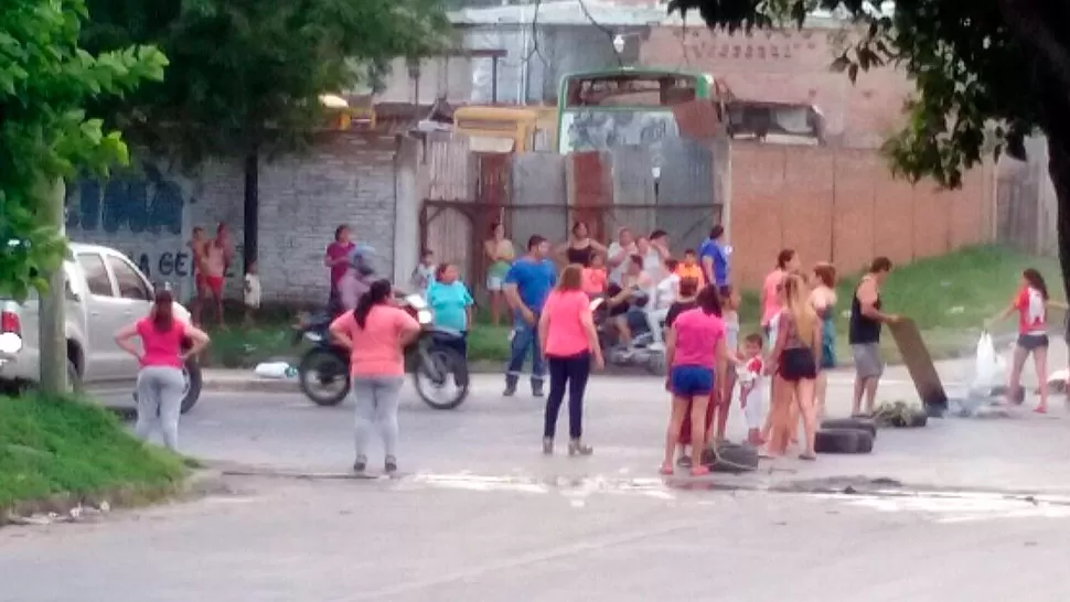 Cansados de la inseguridad, vecinos cortaron Ejército del Norte y Bolivia