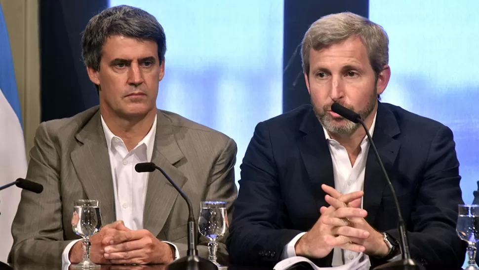 Prat-Gay y Frigerio, en una conferencia de prensa. FOTO DE DYN.