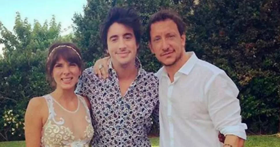 DESPEDIDA. Gimena Accardi, Santiago Vázquez y Nicolás Vázquez en el casamiento de los famosos. FOTO TOMADA DE PRONTO. 