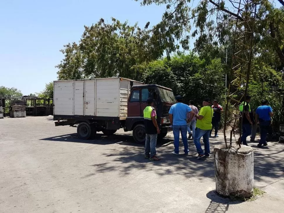 ALLANAMIENTO. La Policía secuestró en Tafí Viejo un camión que tenía en el asiento polainas de plantines. 