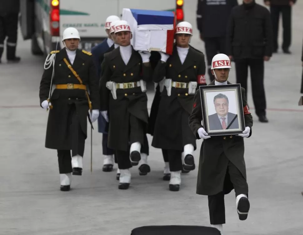EN EL AEROPUERTO DE ANKARA. Una formación militar traslada los restos del embajador Karlov. Reuters