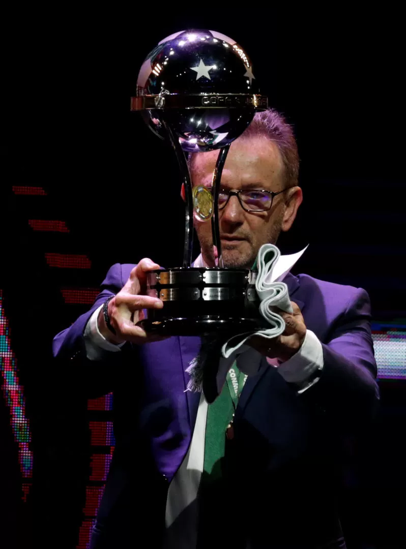 EL CAMPEÓN. Luego de un emotivo homenaje, Plinio De Nes Filho recibió la Copa Sudamericana por parte de la Conmebol. reuters