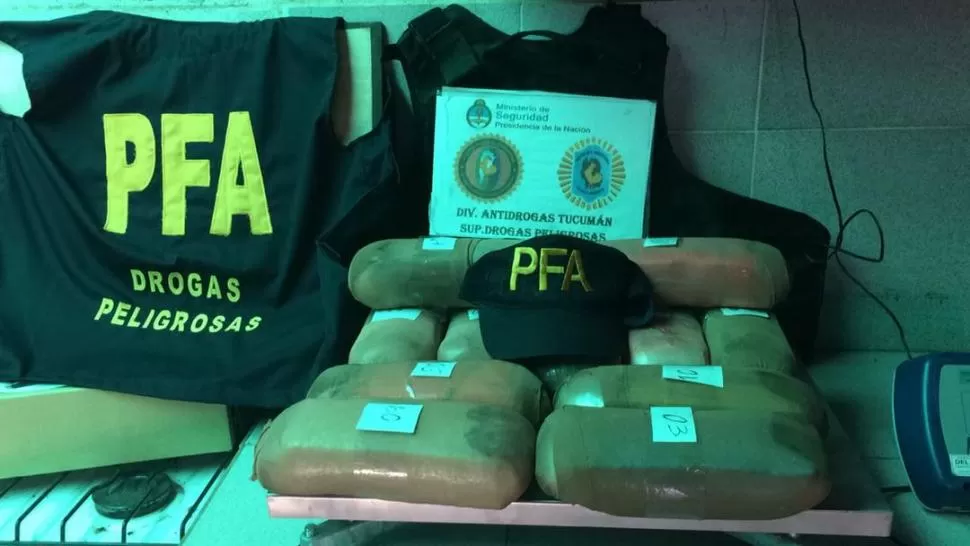 SECUESTRO. Los 14 paquetes de pasta base que incautó la división antidrogas de la Policía Federal de Tucumán. 