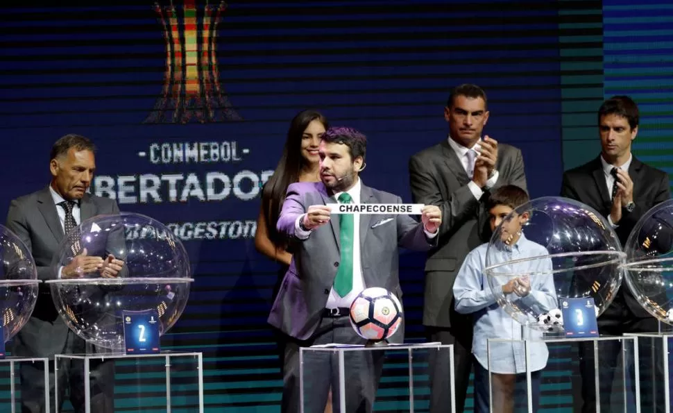 UNO DE LOS MOMENTOS MÁS EMOTIVOS. Cuando apareció el nombre de Chapecoense, todos aplaudieron en el salón de la Conmebol donde se realizó el sorteo de la Copa Libertadores. reuters