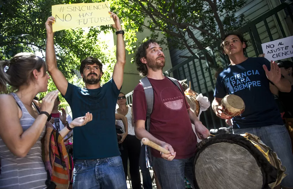 RECORTE. Protesta de los investigadores del Conicet .FOTO LA GACETA/ JORGE OLMOS GROSSO. 
