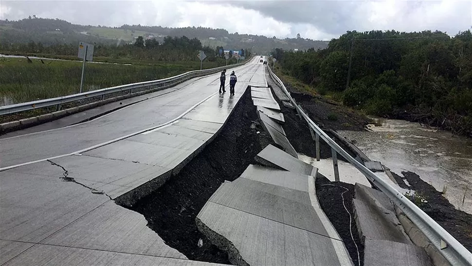 CONSECUENCIAS. El sismo destruyó una carretera del sur de Chile. FOTO TOMADA DE LANACION.COM.AR