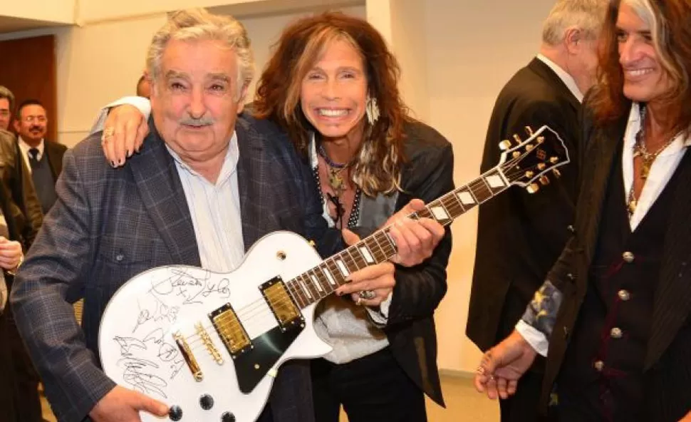 AEROSMITH Y MUJICA. En su visita por Uruguay, la banda le regaló una guitarra al ex presidente. FOTO TOMADA DE ELPAIS.COM