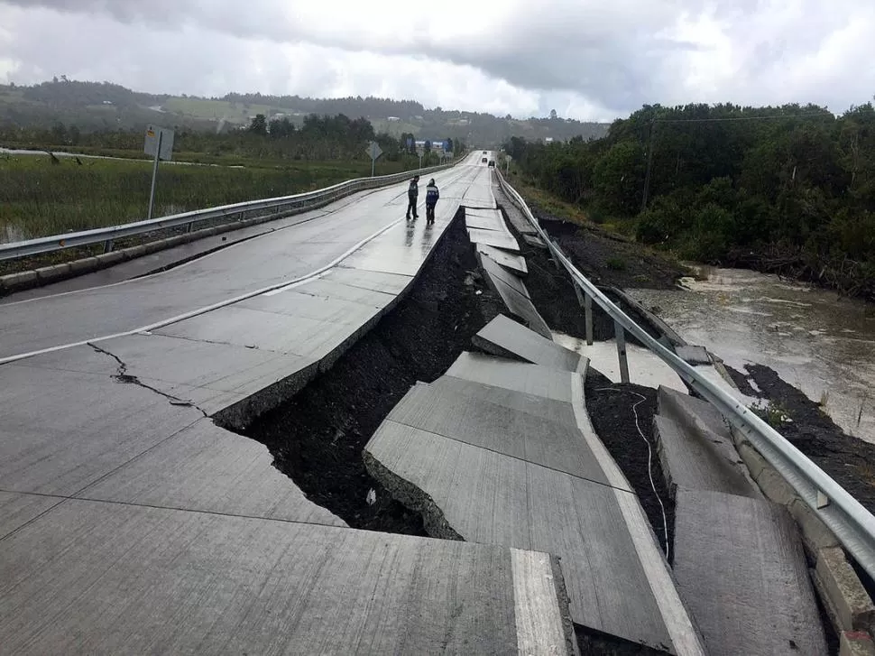 Y LA TIERRA SE ABRIÓ. A causa del movimiento telúrico se produjeron graves roturas en algunas rutas, como en esta carretera de la Isla de Chiloé. reuters