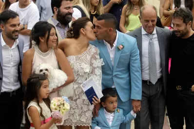 Robaron la casa de Tevez mientras se casaba en Uruguay