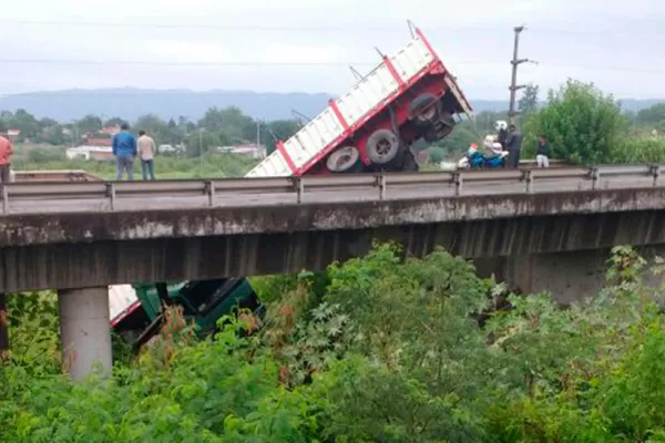Un camión desbarrancó en la autopista de Circunvalación, en El Colmenar