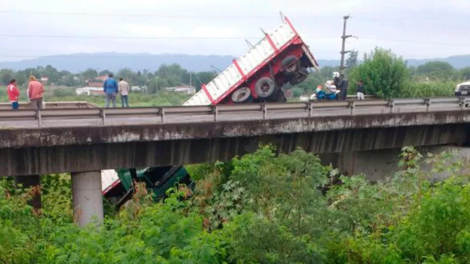 ACOPLADO ARRIBA. El vehículo cayó en un puente, muy cerca del cauce del canal norte. FOTO ENVIADA POR UN LECTOR