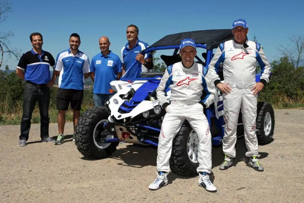 DEBUTAN. No sólo el español Joan Font -sentado en la foto- correrá su primer Dakar, también Yamaha en la categoría. La marca, particularmente asociada a las motos, desarrolló durante dos años el YXZ1000R. twitter / @JoanFontracing