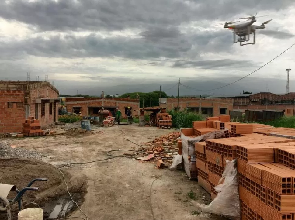 RELEVAMIENTO. Drones sobrevolaron obras de vivienda en varios municipios. prensa vivienda