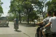No usaba casco, le retuvieron la moto y se trenzó en una pelea con la Policía