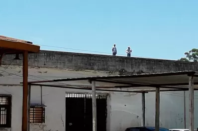 Dos presos se subieron a la terraza en la cárcel de Concepción